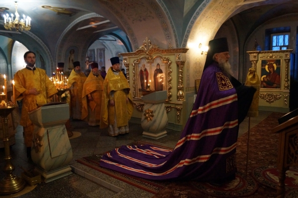 В день памяти свт. Спиридона Тримифунтского епископ Василий совершил Божественную литургию в Свято-Никольском храме г. Коряжма