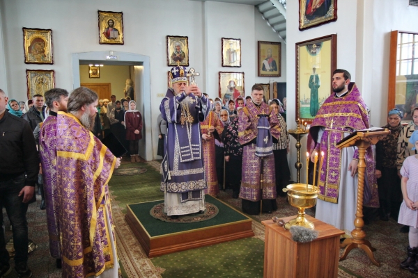 В Неделю Торжества Православия епископ Василий совершил Божественную литургию в храме прп. Лонгина Коряжемского