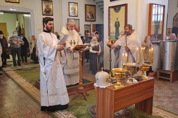 Епископ Василий в Навечерие Богоявления совершил Божественную литургию в Коряжме