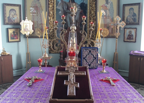 Накануне недели Крестопоклонной епископ Василий совершил Всенощное бдение в храме прп. Лонгина Коряжемского