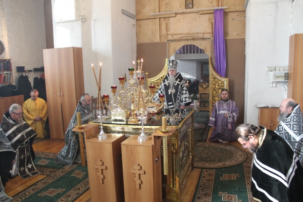 Епископ Василий совершил Литургию Преждеосвященных Даров в Зосимо-Савватиевском храме г. Шенкурска