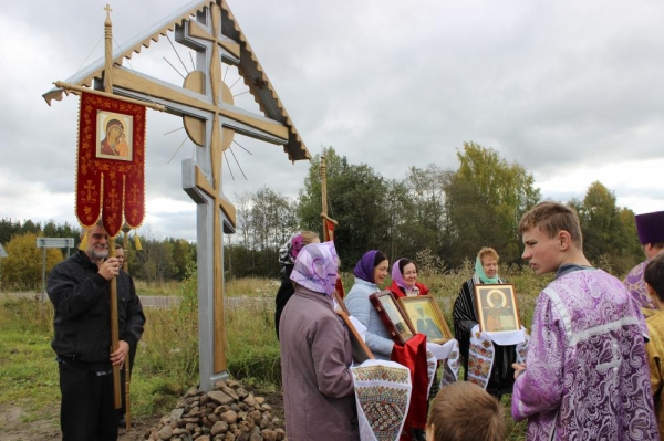 В Кулое установлен поклонный Крест при въезде в поселок