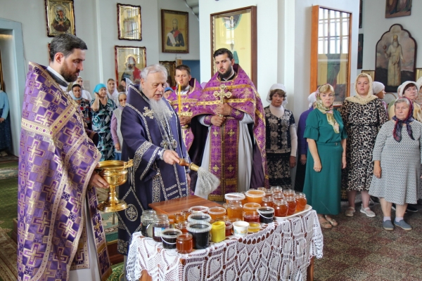 В праздник Происхождения Честных Древ Животворящего Креста Господня епископ Василий совершил Божественную литургию в Коряжме
