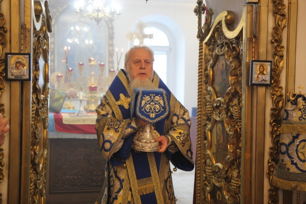 В Неделю о Страшном Суде епископ Василий совершил Божественную литургию в Котласе
