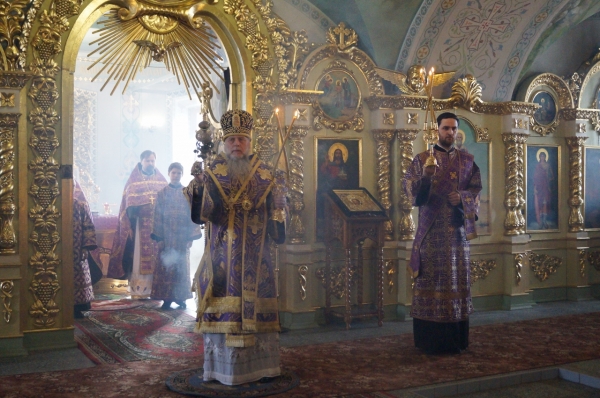 В неделю 5-ю Великого поста епископ Василий совершил Божественную литургию в Свято-Никольском храме г. Коряжма