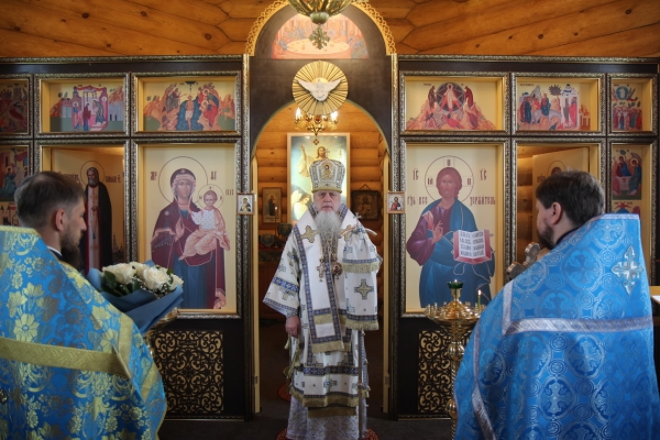 В день памяти Боголюбской иконы Божией Матери епископ Василий совершил Литургию в храме прп. Сергия Радонежского