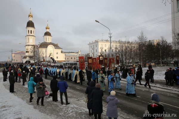 Епископ Василий принял участие во Всенародном крестном ходе в Архангельске 