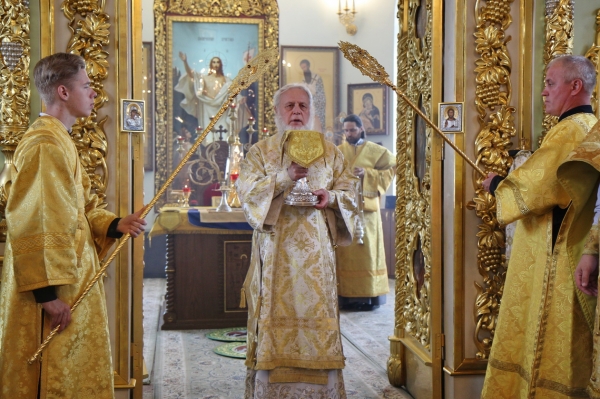 В день памяти положения честной ризы Господа нашего Иисуса Христа в Москве, епископ Василий совершил Божественную литургию