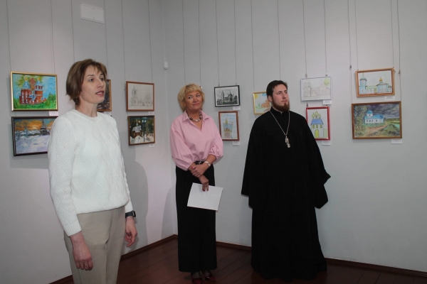 В Вельске состоялось открытие выставки рисунков «Вельские храмы»