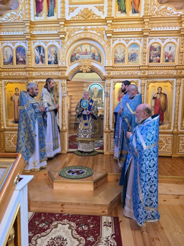 Епископ Василий совершил Божественную литургию в храме прп. Илариона Псковоезерского д. Павлицево