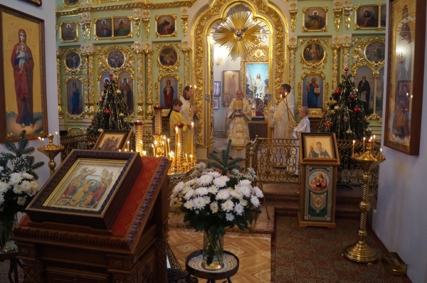 В неделю пред Рождеством Христовым епископ Василий совершил Божественную литургию в Коряжме