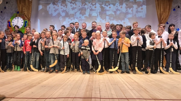 ВРНС и Федерация хоккея с мячом наградили юных спортсменов в Котласе