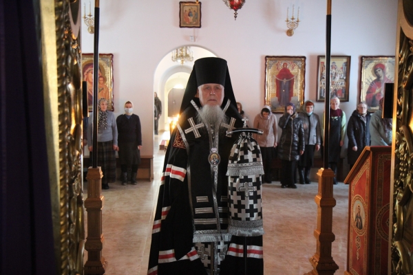 Епископ Василий совершил повечерие с чтением Великого канона прп. Андрея Критского в Котласе