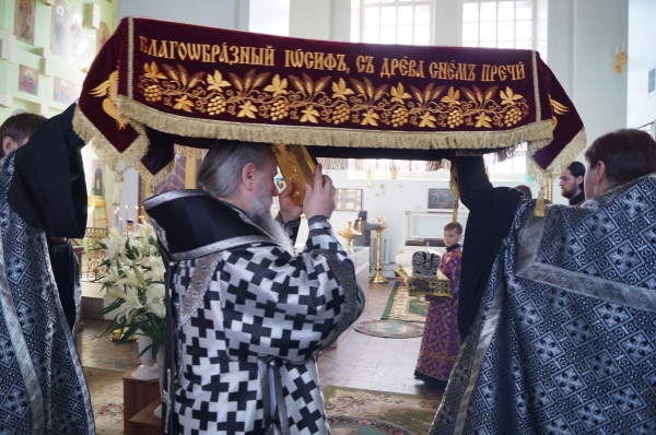 Епископ Василий совершил в храме прп. Лонгина Коряжемского вечерню Великого Пятка с выносом Святой Плащаницы