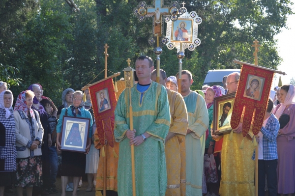 Крестный ход и благотворительная акция прошли  в приходе храма Святителя Василия Великого 