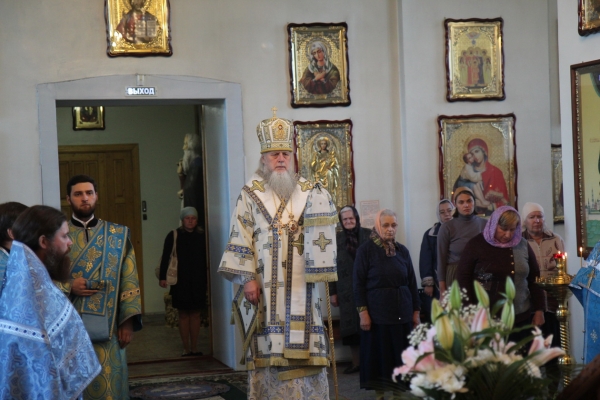 Епископ Василий совершил Всенощное бдение в Свято-Лонгиновом храме г. Коряжмы