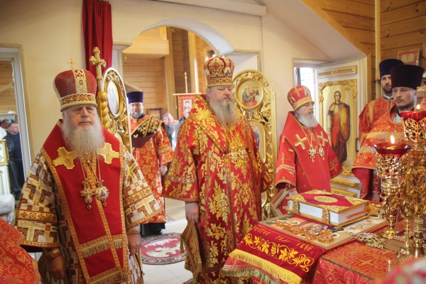 Епископ Василий сослужил Божественную литургию митрополиту Корнилию в Березнике