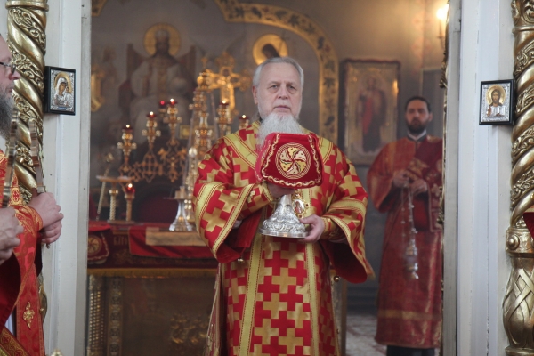 Во Вторник Светлой Седмицы епископ Василий совершил Божественную литургию в Котласе