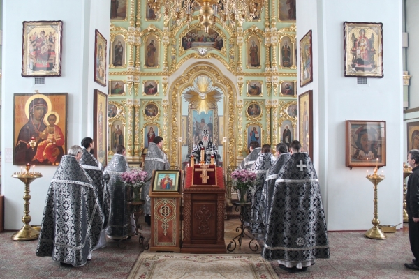 В день памяти иконы Божией Матери «Державная» епископ Василий совершил Литургию Преждеосвященных Даров в Коряжме