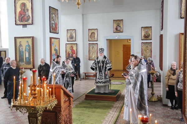 В праздник Феодоровской иконы Божией Матери епископ Василий совершил Литургию Преждеосвященных Даров