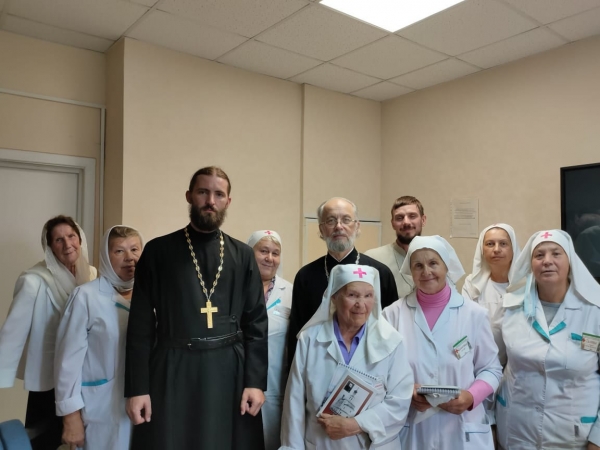 Глава отдела медико-социального служения и благотворительности Архангельской епархии встретился с сестрами милосердия в Котласе