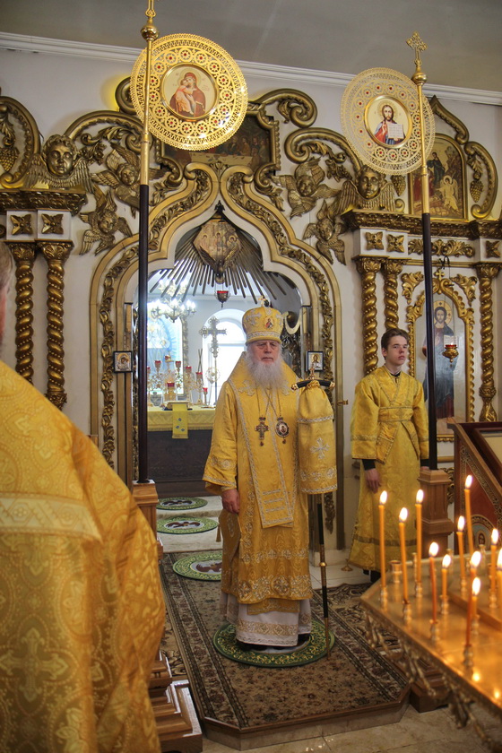 В Неделю о Страшном Суде епископ Василий совершил Божественную литургию в Никольском храме г. Котласа