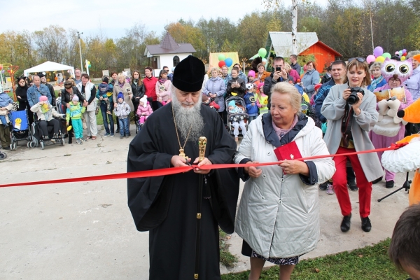 Епископ Василий принял участие в открытии «зоопарка» на территории реабилитационного центра в Котласе
