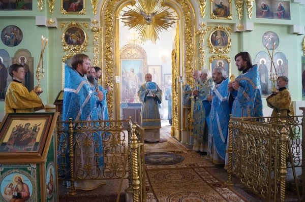 В день памяти Казанской иконы Божией Матери епископ Василий совершил Божественную литургию в храме прп. Лонгина Коряжемского