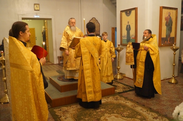 Епископ Василий совершил Всенощное бдение накануне дня памяти свт. Тихона, патриарха Московского и всея России
