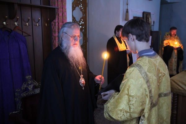 Накануне недели сыропустной епископ Василий совершил Всенощное бдение в Коряжме