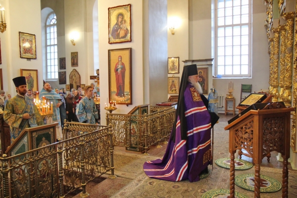 В праздник Казанской иконы Божией Матери епископ Василий совершил Литургию в Коряжме