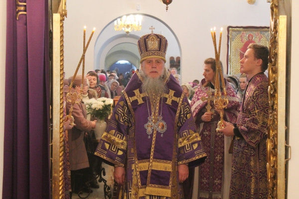 В неделю Крестопоклонную епископ Василий совершил Божественную литургию в Котласе