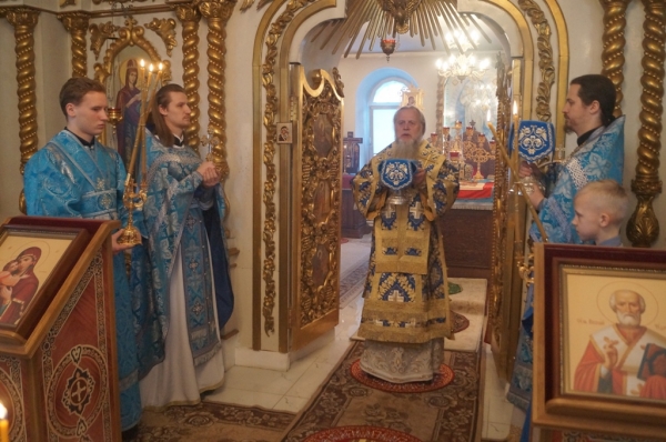 В неделю о Страшном Суде епископ Василий совершил Божественную литургию в Свято-Никольском храме г. Котласа