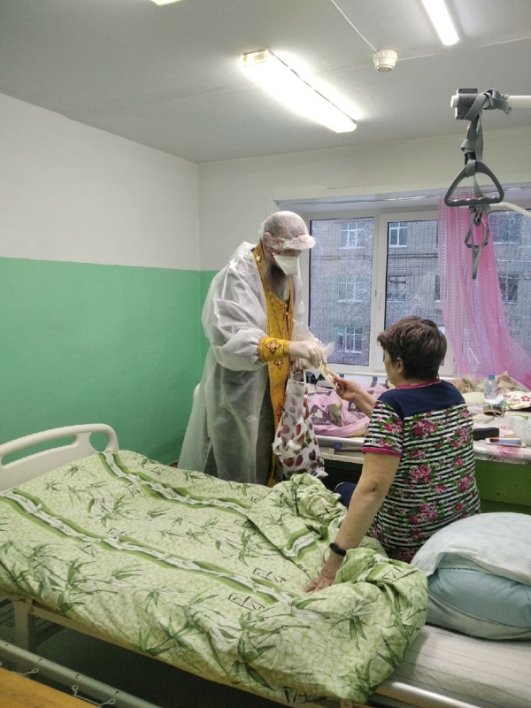 Протоиерей Сергий Умбрасас посетил ковидный госпиталь в Няндоме