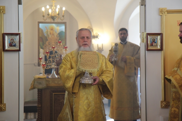 В Престольный Праздник епископ Василий совершил Божественную литургию в храме Спаса Нерукотворного Образа г. Коряжмы