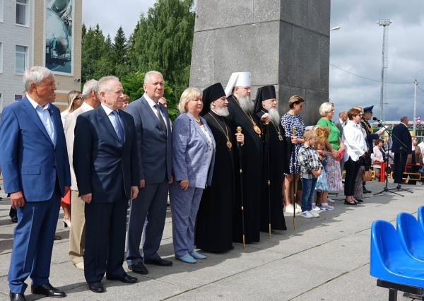 Епископ Василий принял участие в параде в честь 65-летия космодрома Плесецк 