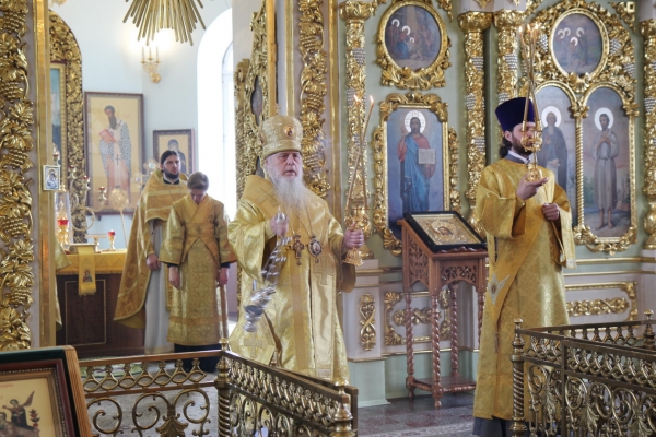 В день памяти Всех Святых епископ Василий совершил Божественную Литургию в храме прп. Лонгина Коряжемского