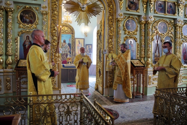 В неделю 8-ю по Пятидесятнице епископ Василий совершил Божественную литургию