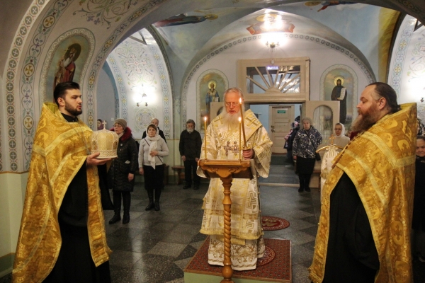 Епископ Василий совершил Всенощное бдение с акафистом накануне дня памяти свт. Николая Чудотворца 