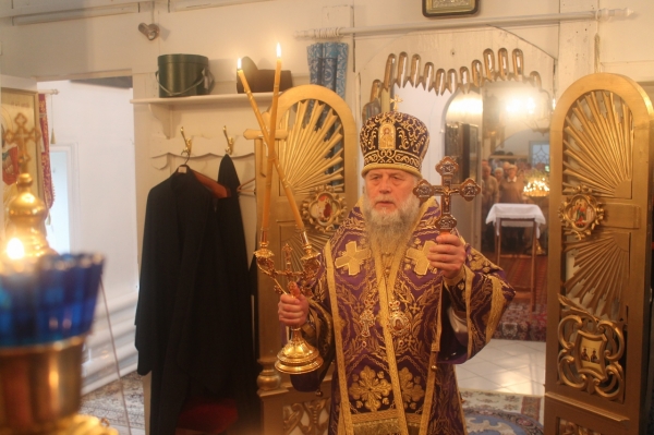 Епископ Василий совершил Божественную литургию в Свято-Успенском храме г. Вельска