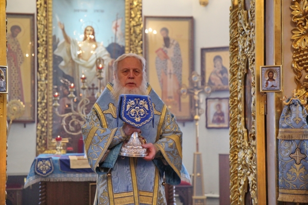 В праздник Введения во Храм Пресвятой Богородицы епископ Василий совершил Божественную литургию в Коряжме 