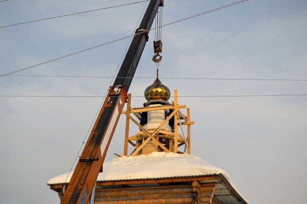 На строящийся храм в Подюге установлен купол