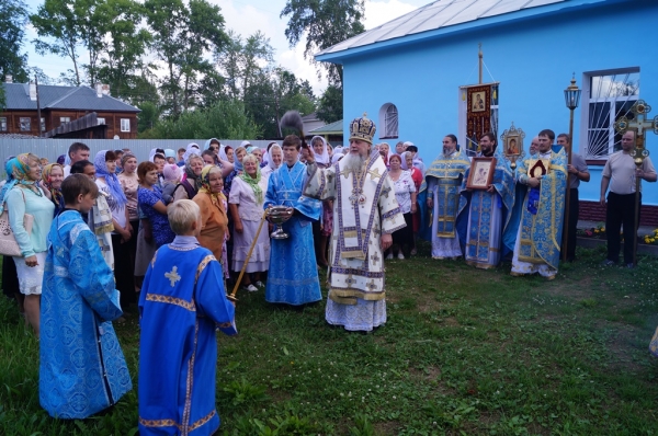 В день памяти Тихвинской иконы Божией Матери епископ Василий совершил Божественную литургию в Вычегодске
