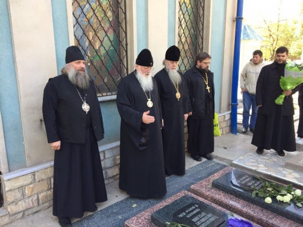 Епископ Василий посетил кладбищенскую церковь св. Александра Невского в Ташкенте