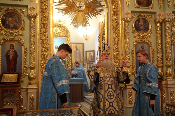 В праздник Казанской иконы Божией Матери епископ Василий совершил Божественную литургию в Коряжме