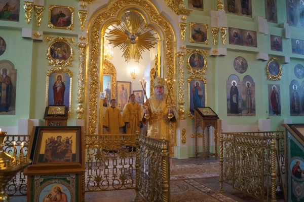 Накануне дня памяти первоверховных апостолов Петра и Павла епископ Василий совершил Всенощное бдение в Свято-Лонгиновом храме