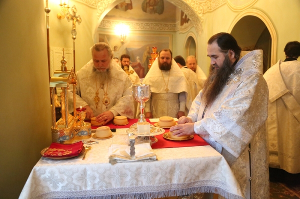 Епископ Василий сослужил Божественную литургию митрополиту Нижегородскому Георгию в храме в честь святых Жен Мироносец