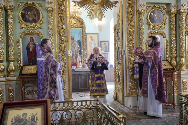 В Великий Четверг Страстной Седмицы епископ Василий совершил Божественную литургию в Коряжме
