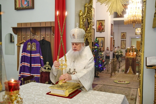 В Навечерие Рождества Христова епископ Василий совершил Божественную литургию и Великую Вечерню в Коряжме