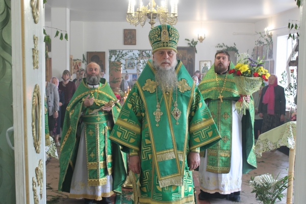 В четверг Пятидесятницы епископ Василий совершил Божественную литургию в храме прп. Серафима Саровского п. Коноша